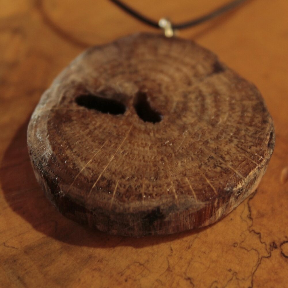 Pendentif taillé dans une rondelle de branche aux cernes apparents