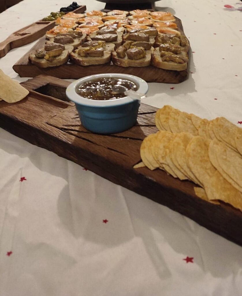 Planche de service en bois massif garnie pour un repas de fête