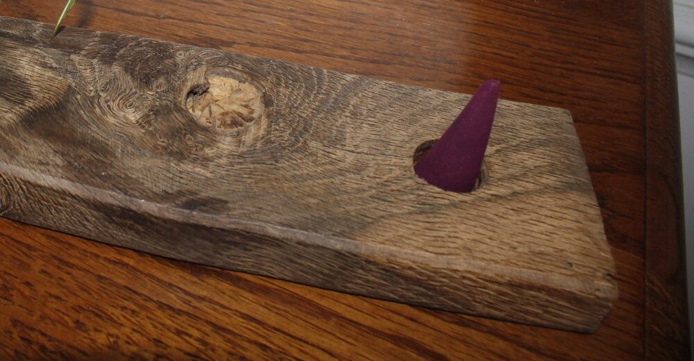 Porte-encens creusé dans une poutre de récupération au nœud apparent