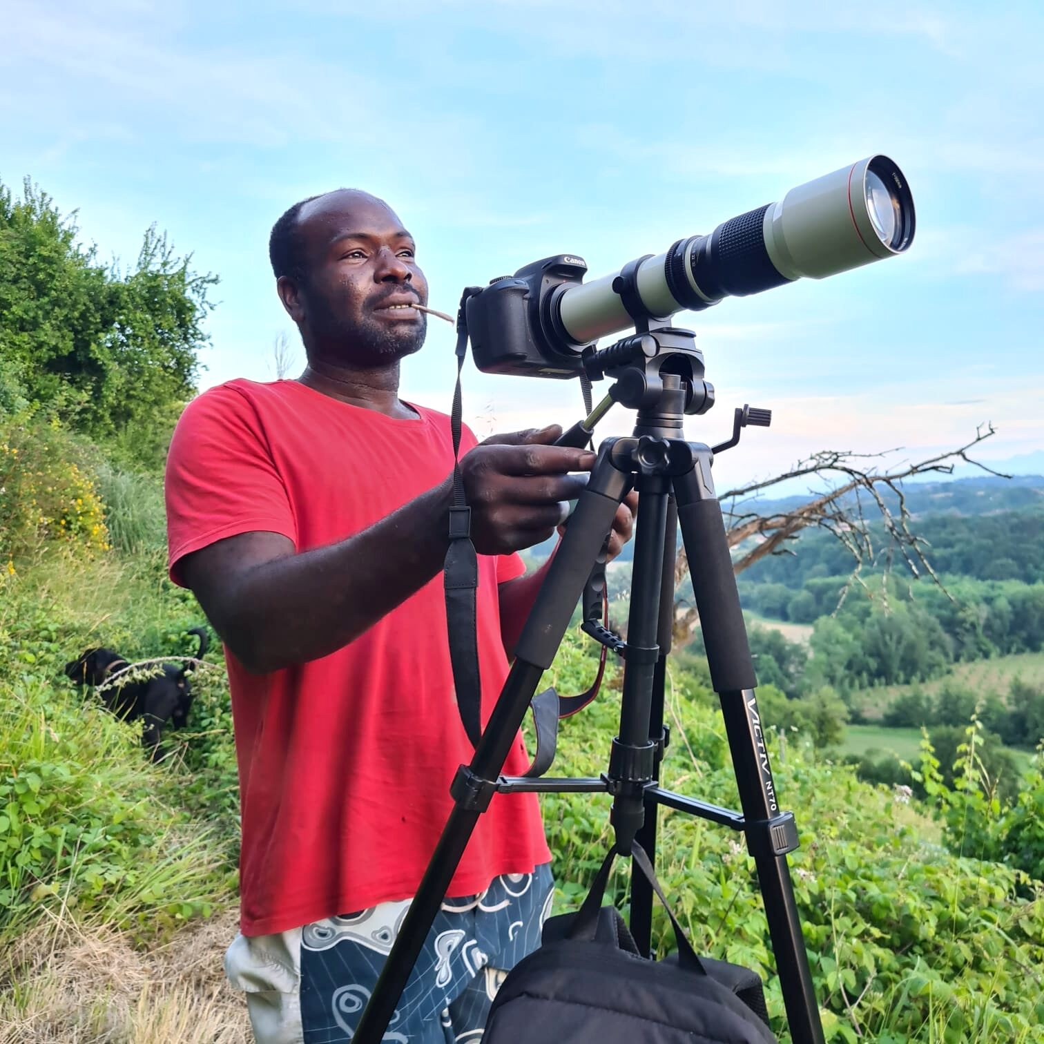 Jean-Paul, créateur de Sens du bois, derrière son appareil photo en pleine nature